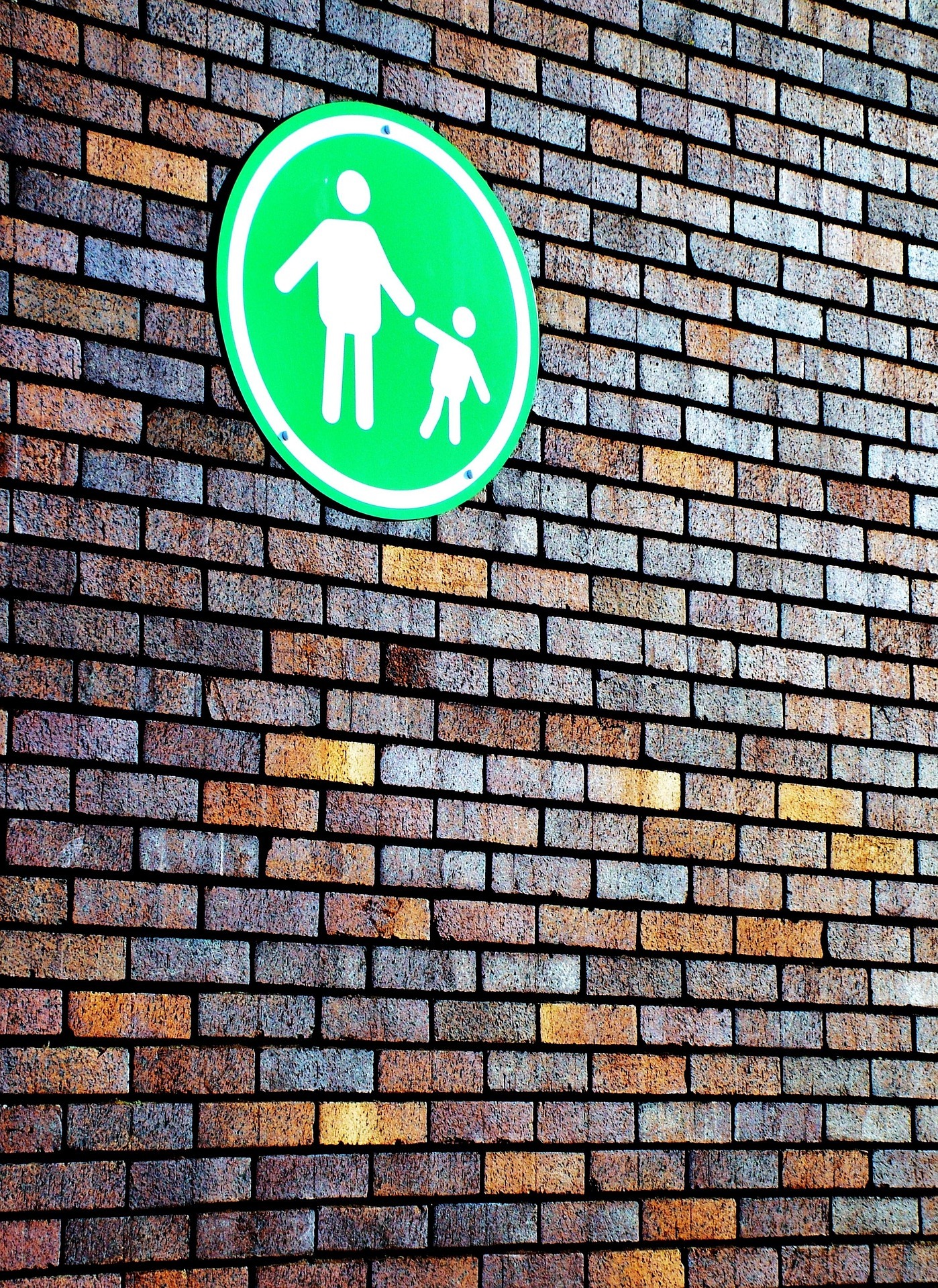Grünes Fußgängerschild als Symbol für Orientierung und klare Führung bei gefühlsstarken Kindern.